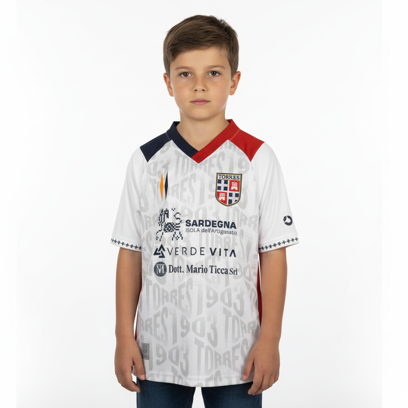 Maglia indossata da un bambino su sfondo bianco